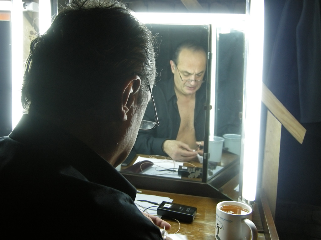 Rezo Tschchikwischwili in der Garderobe des Tbilisi Vaso Abdashidze Music and Drama State Theatre