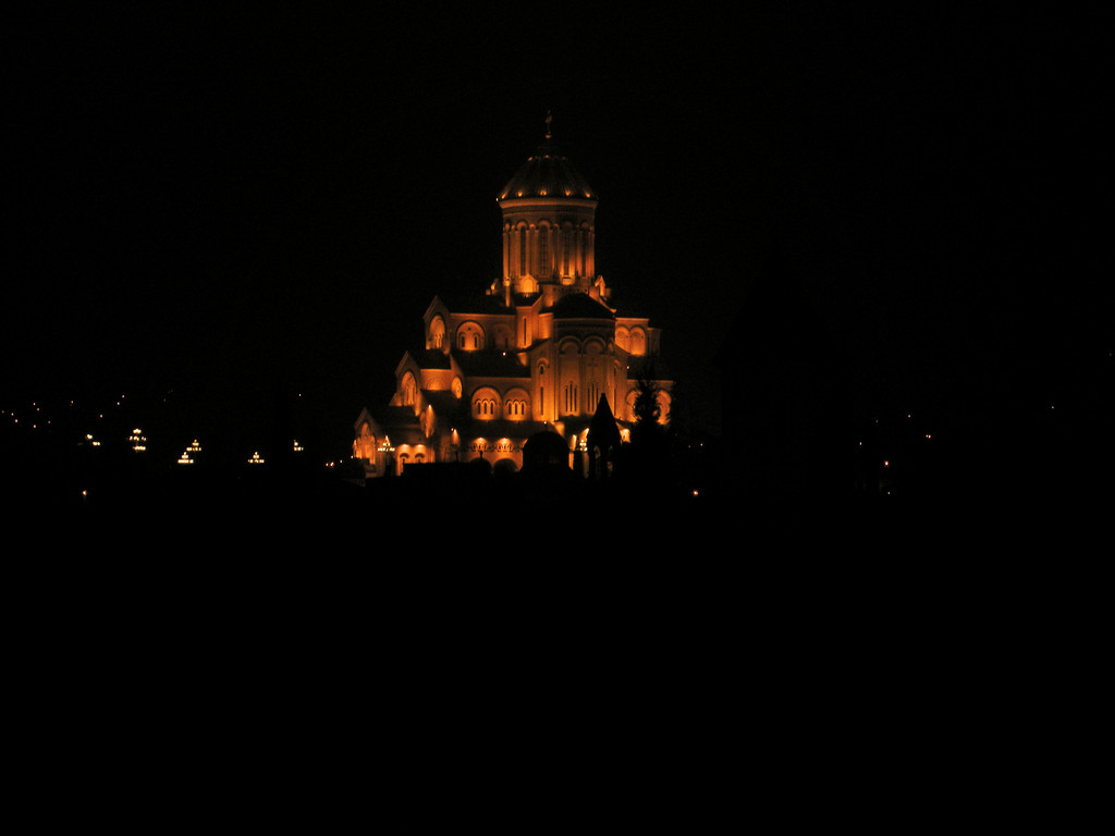 Blick vom Lokal auf die Stadt: Sameba Kathedrale
