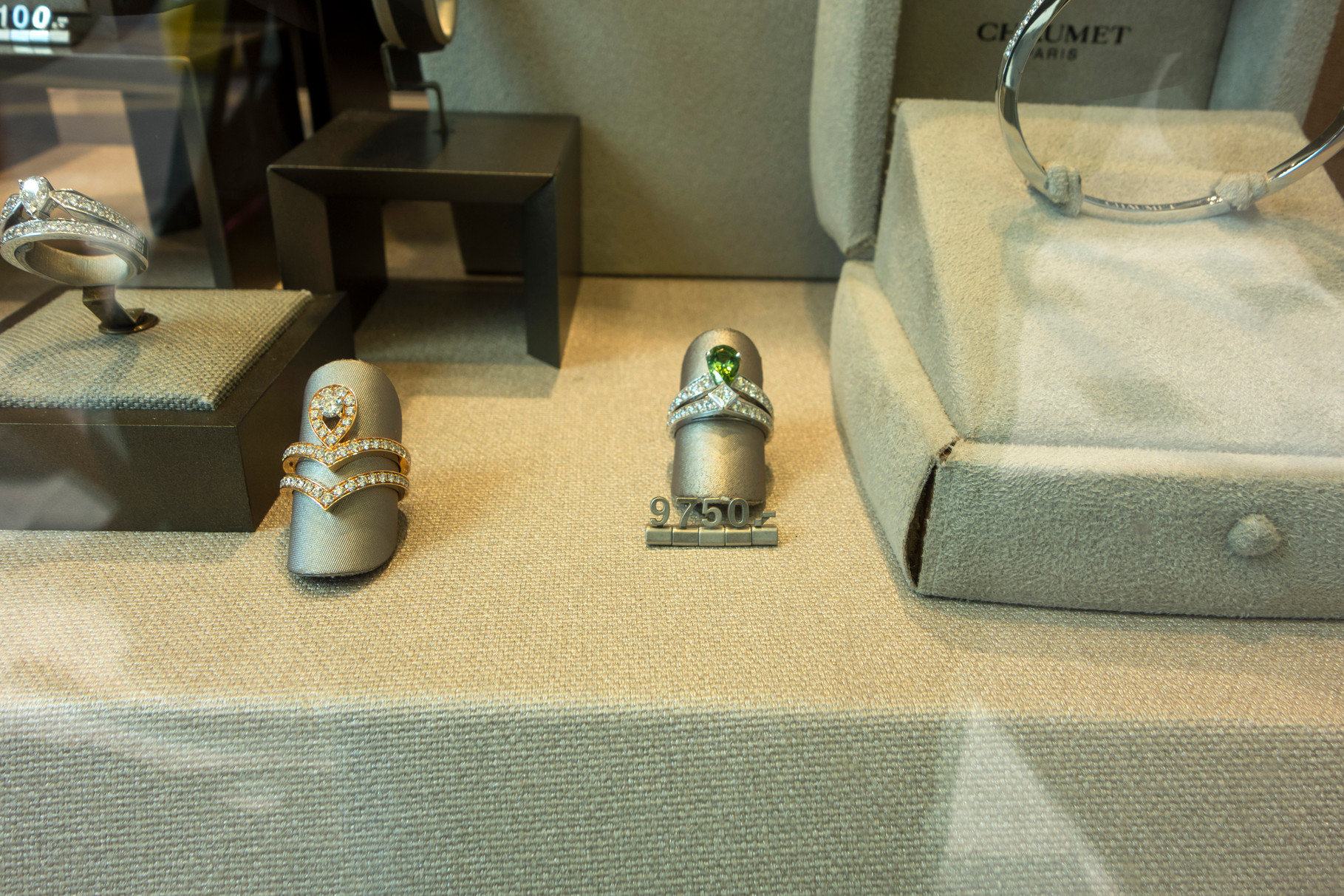 Schaufenster eines Juwelliers nahe dem Place Masséna