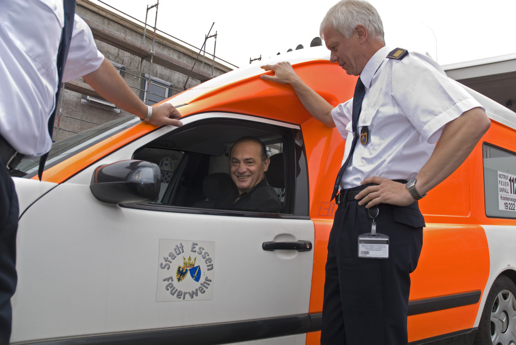 Rezo Tschchikwischwili nimmt den Krankenwagen symbolisch entgegen