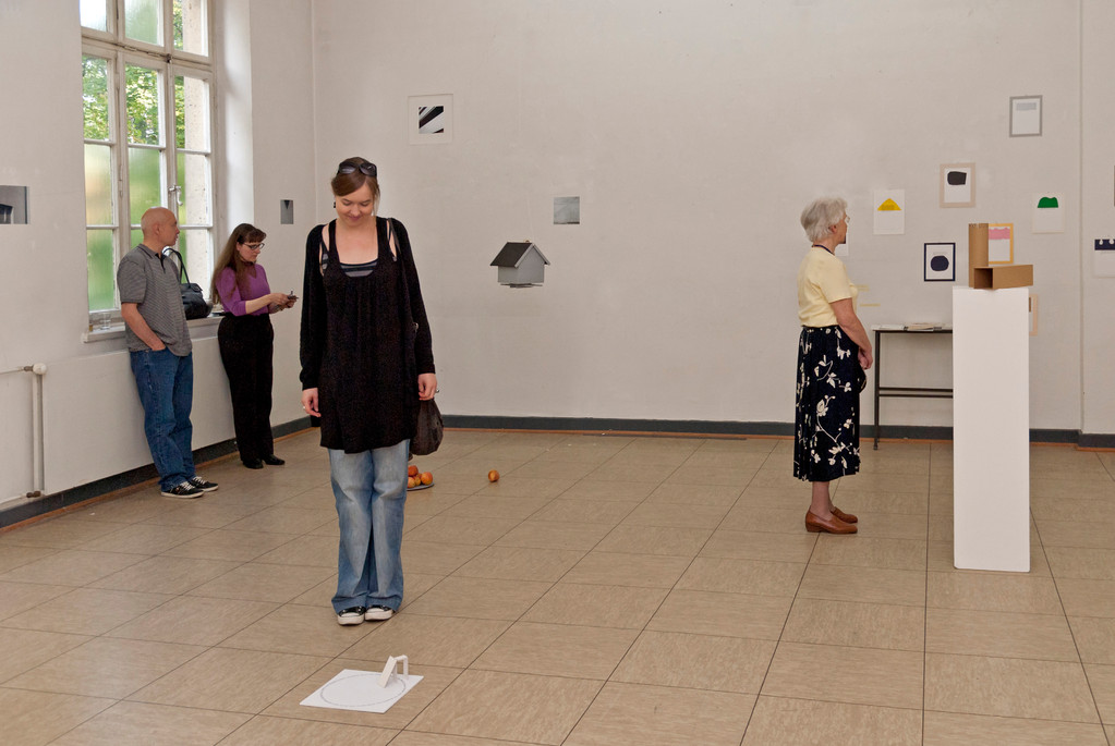 Besucherin vor Bodenarbeit von Max Rentrop