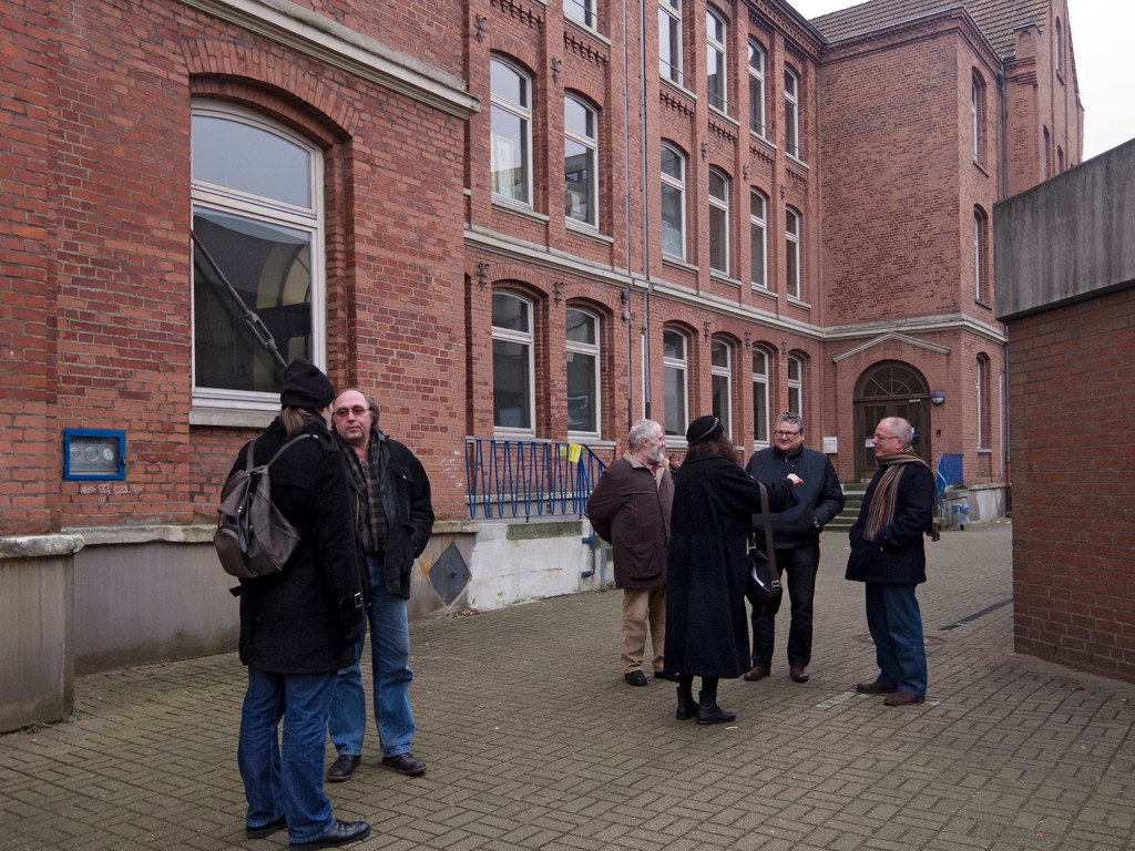 vor dem Ausstellungshaus, der ehemaligen Fährmannschule in Recklinghausen-Mitte