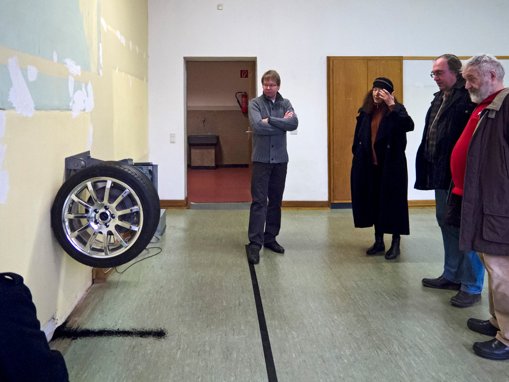 Michael Sailstorfer, Zeit ist keine Autobahn, 2010, Autoreifen, Stahl, Elektromotor