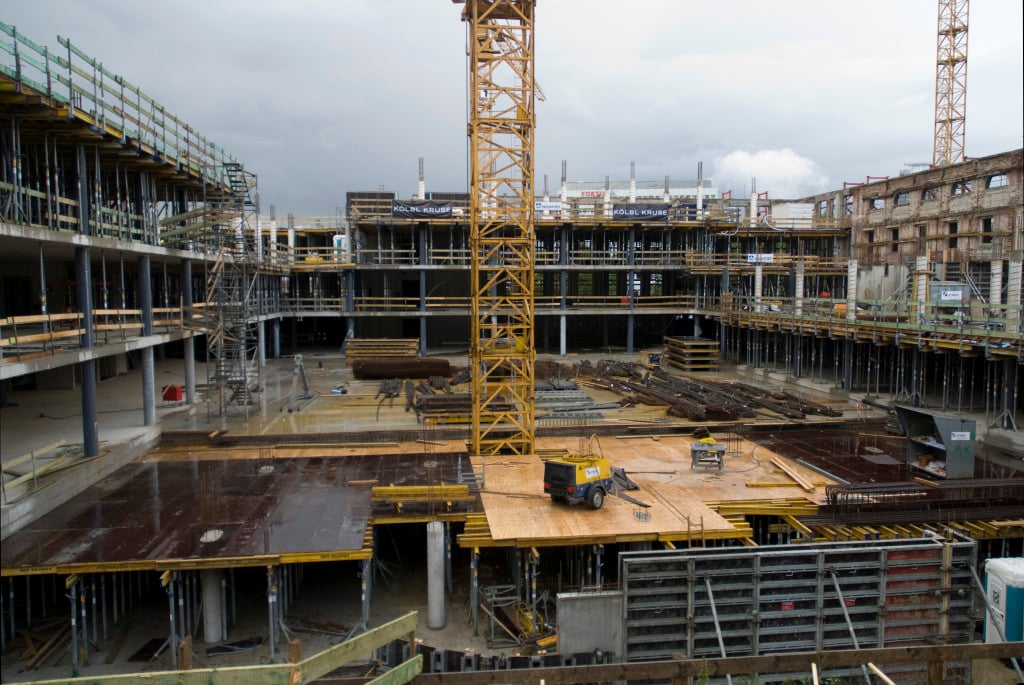 Der Kinosaal (hinter dem Kran) ist unter der Betondecke, Oktober 2008