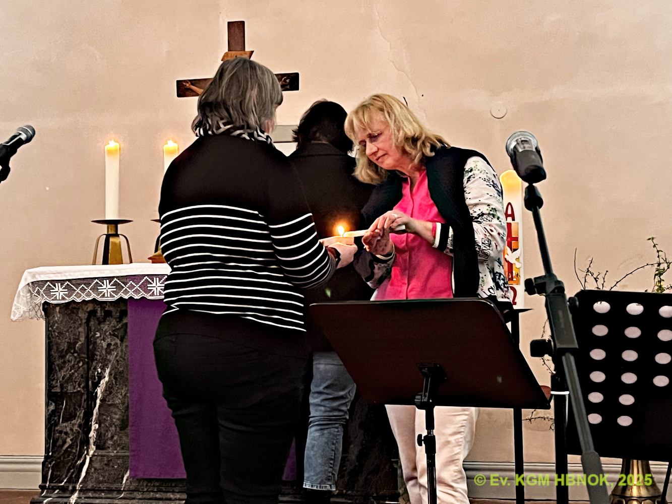 Entzünden der Kerzen für den Stern (Pro Gemeinde eine Kerze)