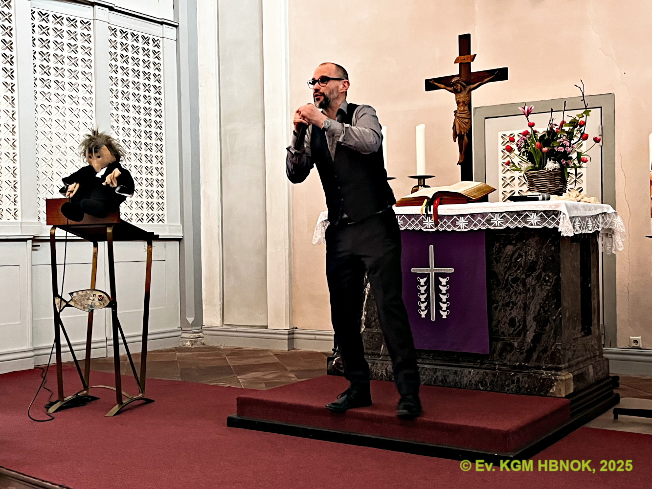 Pfarrer Bastian Michailloff erläutert den Stand der Umgestaltung