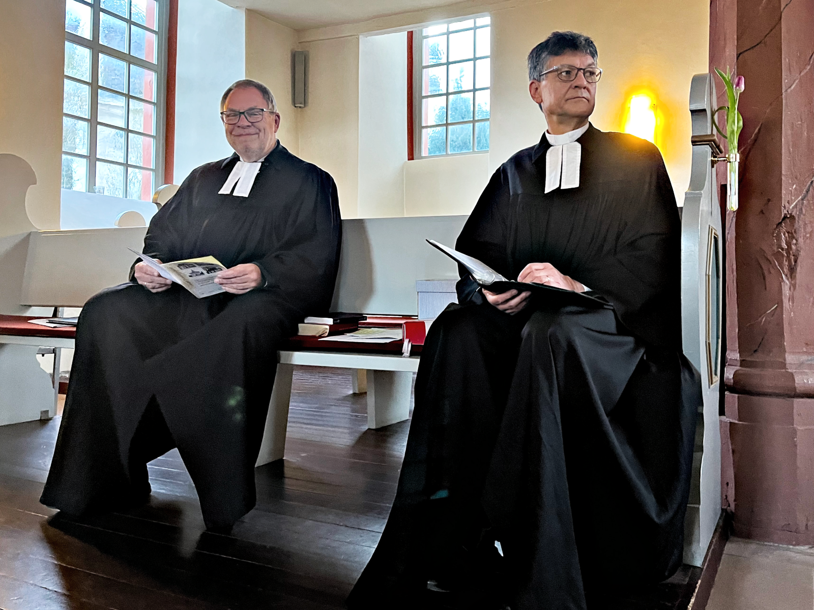 Dekan Schmid und Pfarrer Seemann vor dem Gottesdienst
