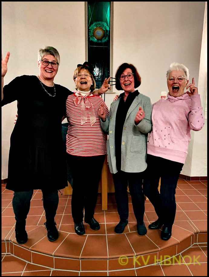 Närrische Teamer mit "Helau"