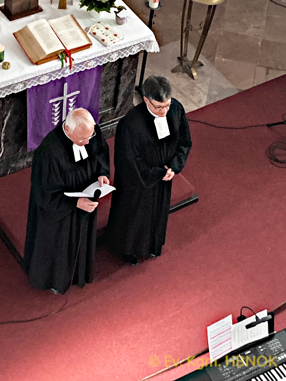 Pfarrer Gross und Pfarrer Seemann tragen Fürbitten vor.