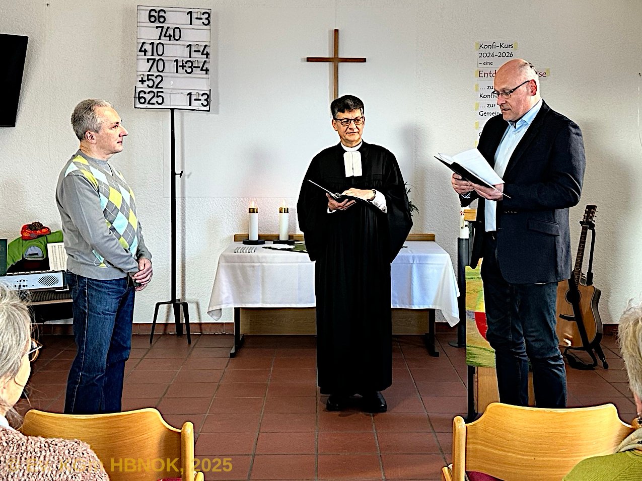 Der Vorsitzende des KV Heftrich, Marc Eisele, liest aus den Aufgaben des Kirchenvordstands nach der Kirchenordnung