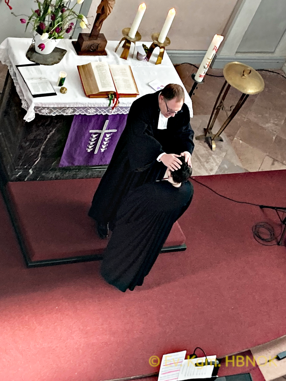 Dekan Klaus Schmitt segnet Pfarrerin Miriam Lehmann