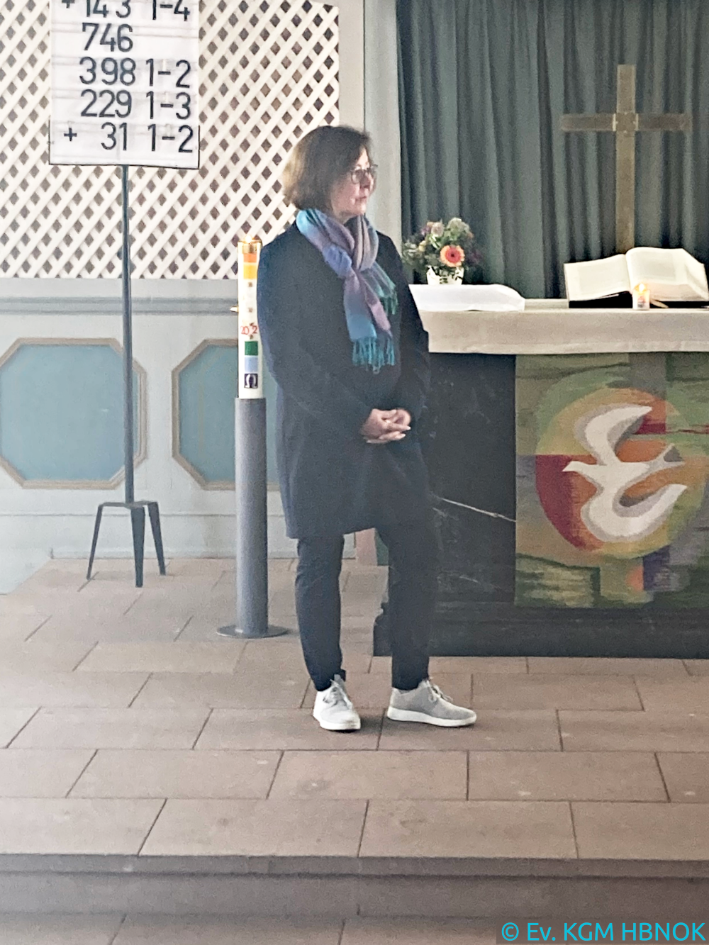 Beate Demmer während der Danksagung durch Pfarrer Seemann