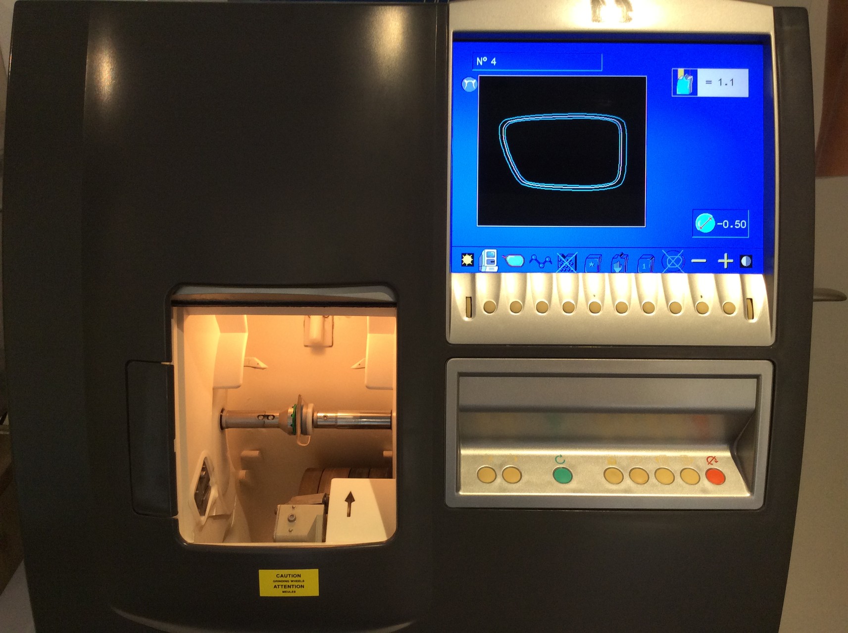 Formranden der Brillengläser unter Berücksichtigung einer optimalen Randdickenverteilung