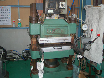 70トン油圧成型機