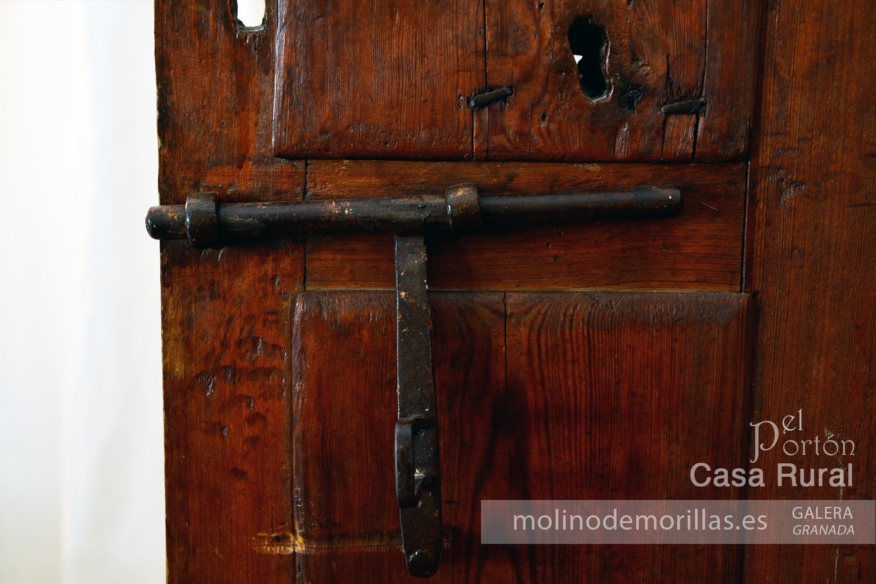 Elementos y materiales auténticos: pasador de una puerta de dormitorio