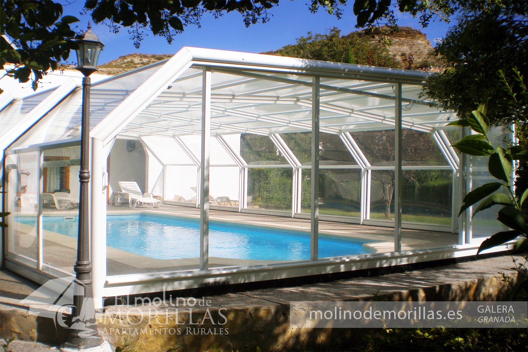 Piscina cubierta rodeada de un entorno natural