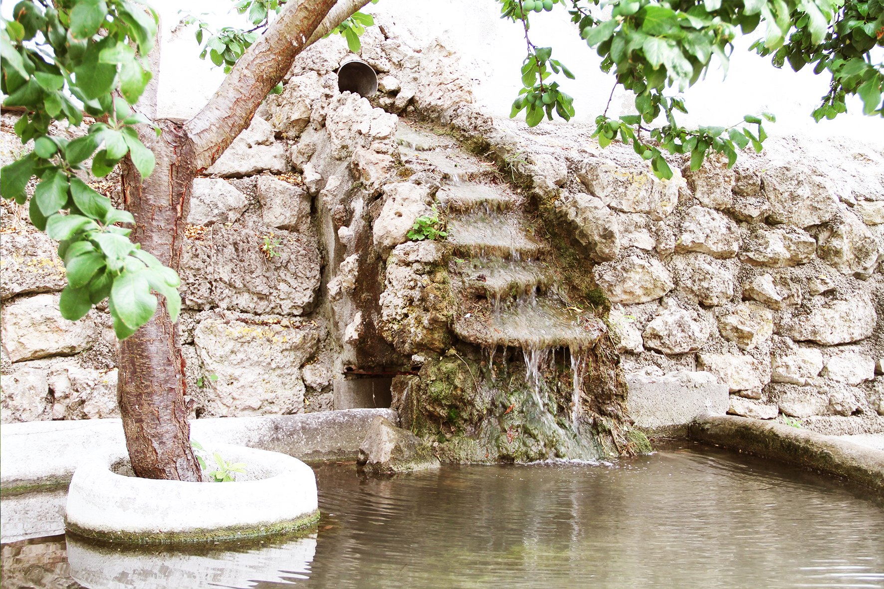 Cascadas de agua en las zonas ajardinadas exteriores