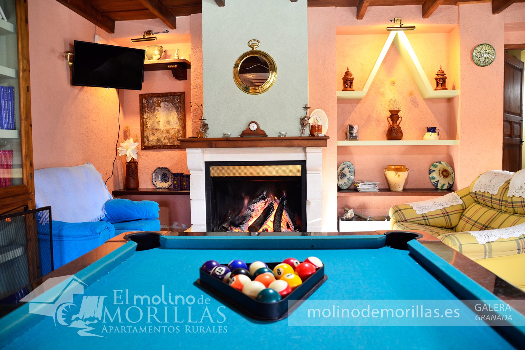 Salón-Lounge Biblioteca con billar y chimenea