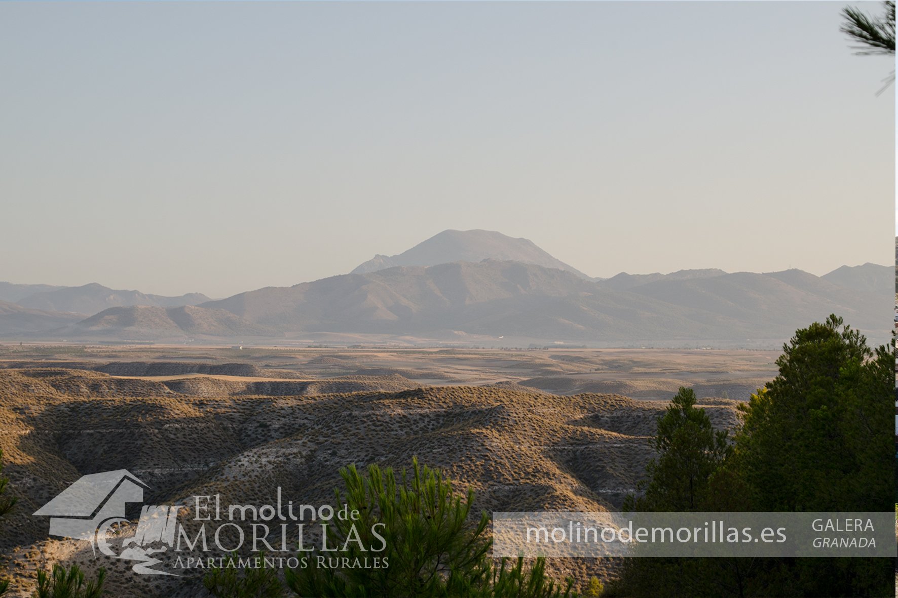 Paisajes de badlands en Galera con la Sierra de La Sagra