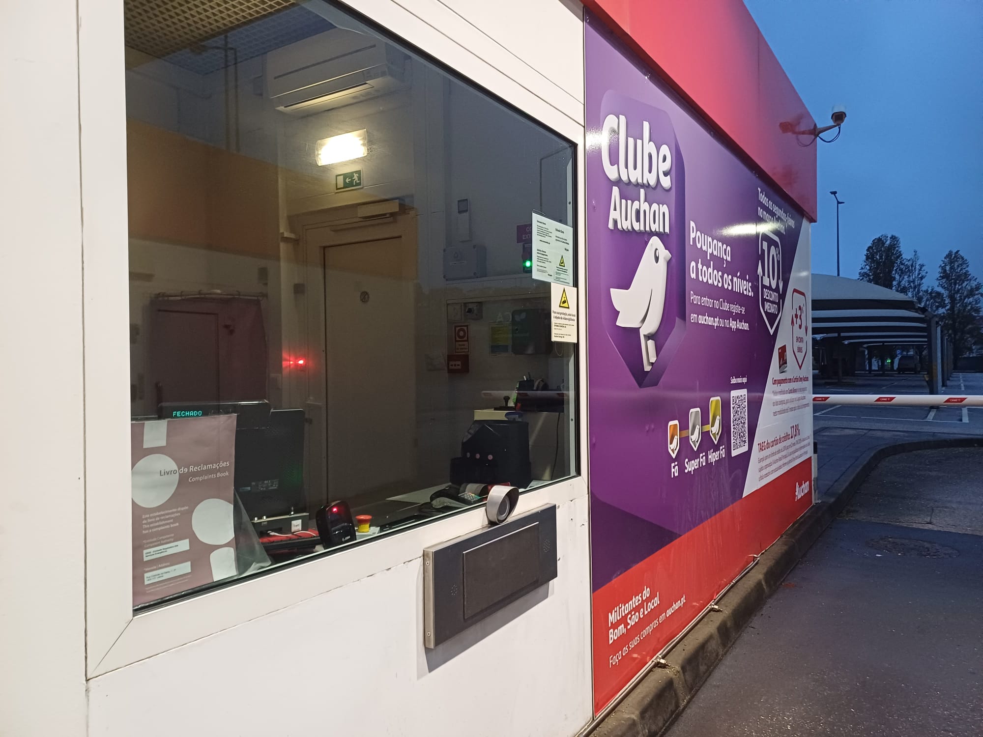 Auchan de Eiras, Coimbra, encerrado por motivo de Greve