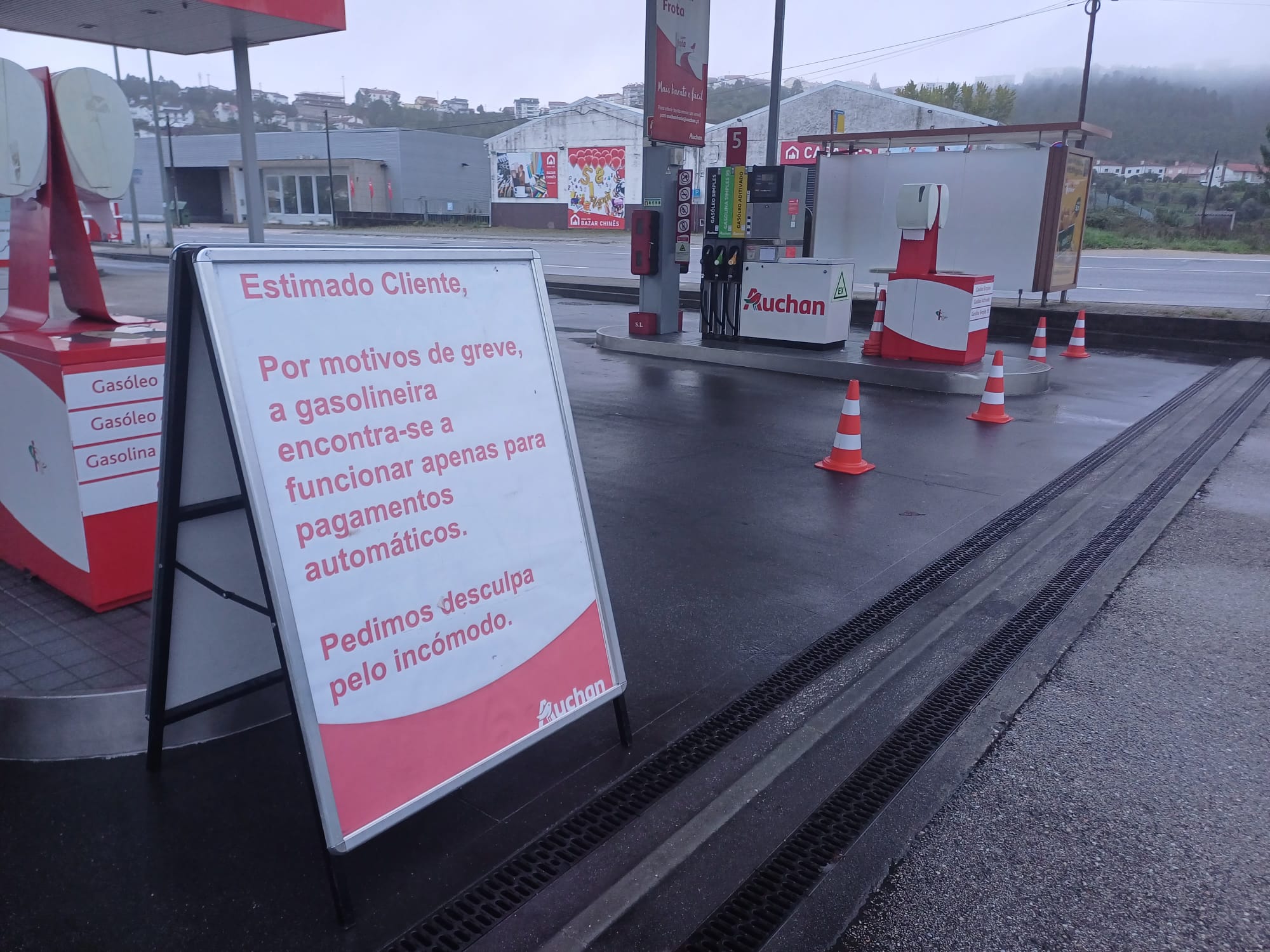 Auchan de Eiras, Coimbra, encerrado por motivo de Greve