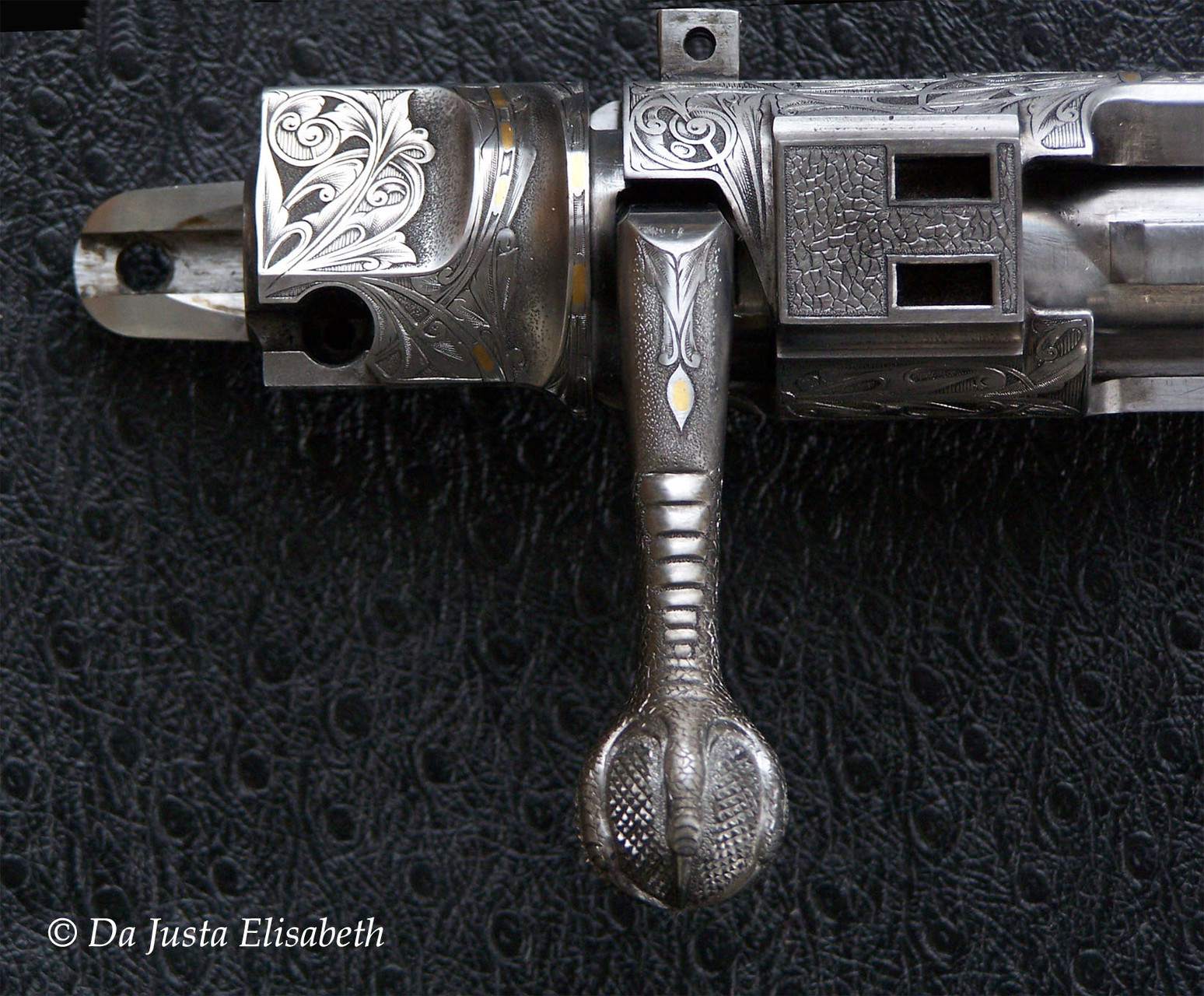 Cal 257,engraving in hollow-bottom, chiselling and gold inlays