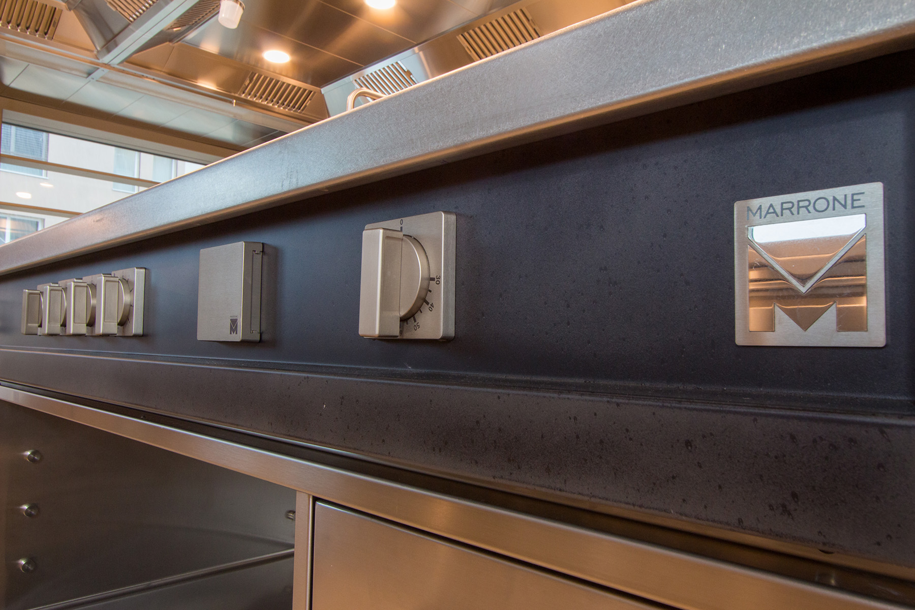 die schalterblenden sind mit einer speziellen pulverbeschichtung gefertigt.