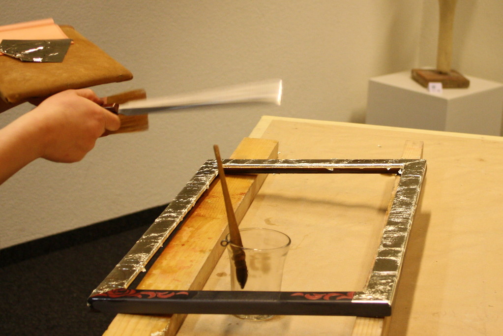 Lehrtochter beim vergolden