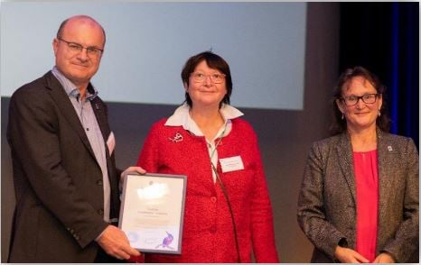 Norbert Schäffer überreicht Gudrun Frohmader-Heubeck zusammen mit Anke Brüchert die Urkunde. (v.l.n.r.) Quelle: Matthias Hüther