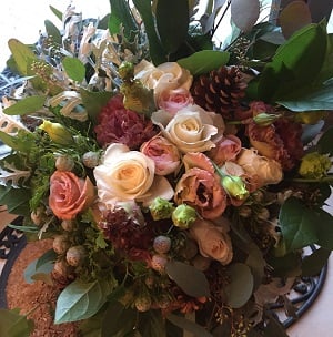 「生花ブーケ」　プロポーズで使いたいとオーダー。落ち着いた色合いで大きなブーケを