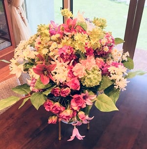 「テーブルセンターアレンジ」　ダイニングテーブルを彩る華やかなアレンジ