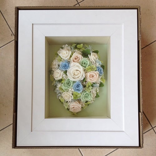 「アフターブーケ」　結婚式で使用したプリザーブドブーケをフレームに入れて自宅飾りにしました　 想い出をいつまでも身近に感じていただけ、お部屋のアクセントにも素敵な一品です。