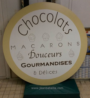 Lettres peintes en acrylique sur panneau médium