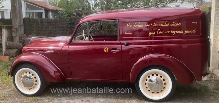 Lettres peintes avec ombres projetées sur Renault Juvaquatre