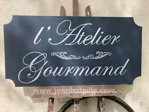 lettres peintes en alu sur contreplaqué peint