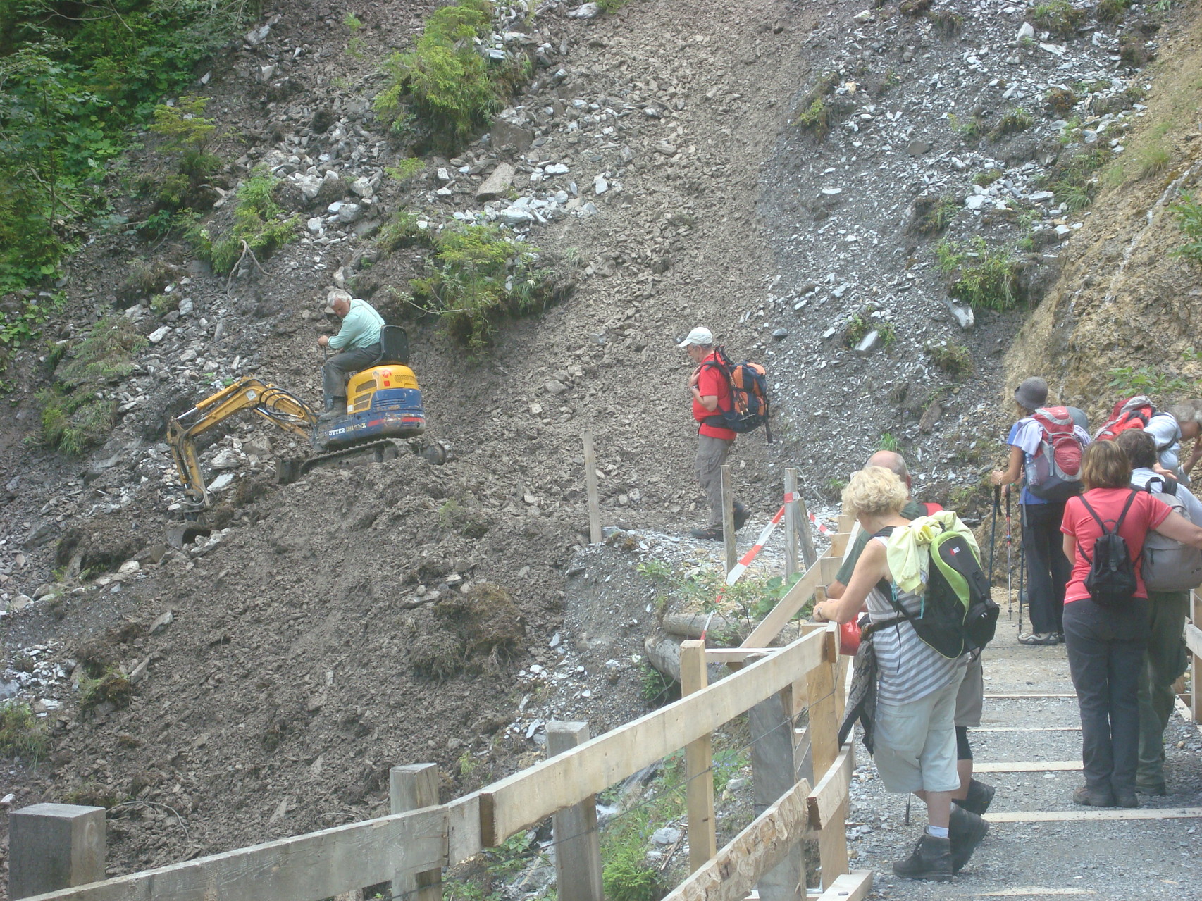 Spuren der starken Regenfälle, der verschüttete Weg wird für uns in Ordnung gebracht.