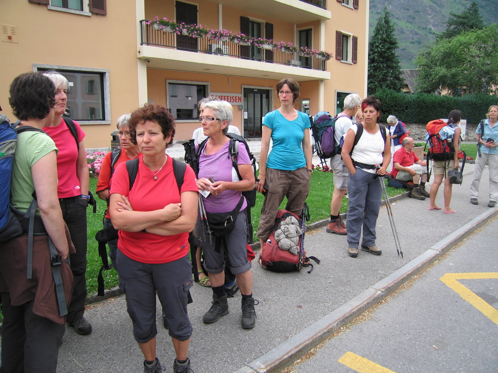 Olivone: warten auf den Bus zum Lukmanierpass