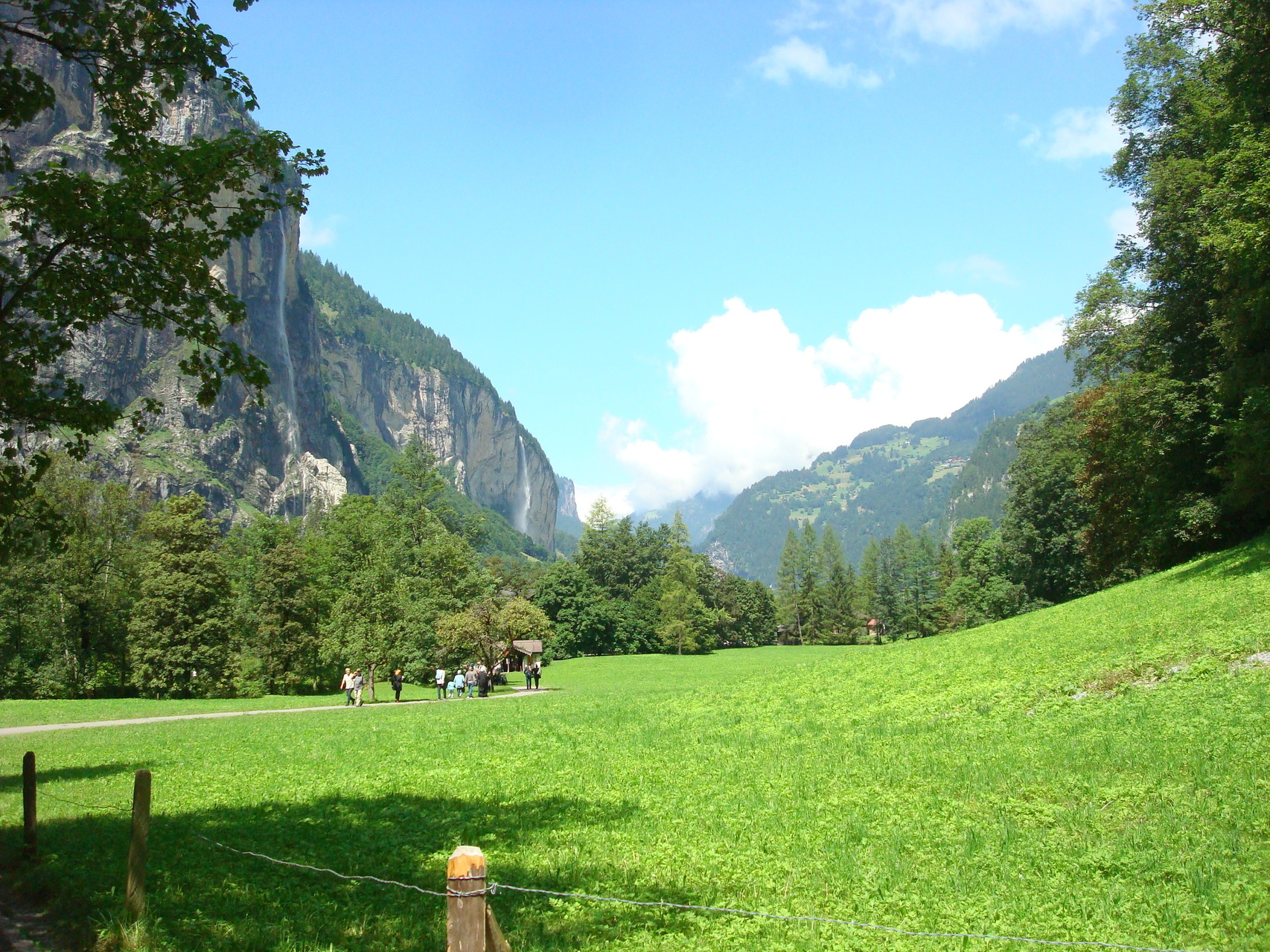 Auf dem Weg zu den in den Höhlen tosenden Trümmelbachfällen.
