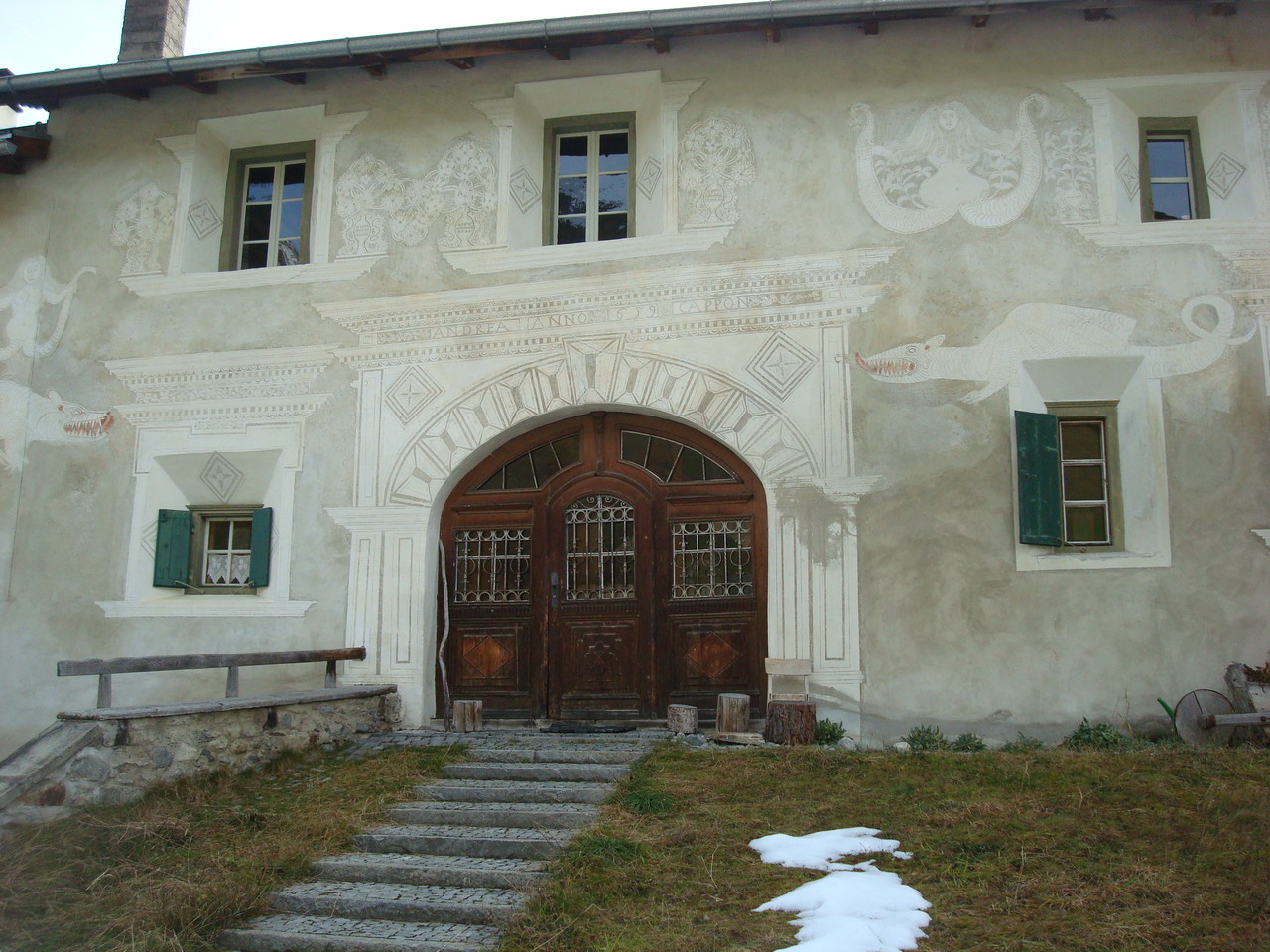 typische Engadiner Häuser in Cinuos chel Brail