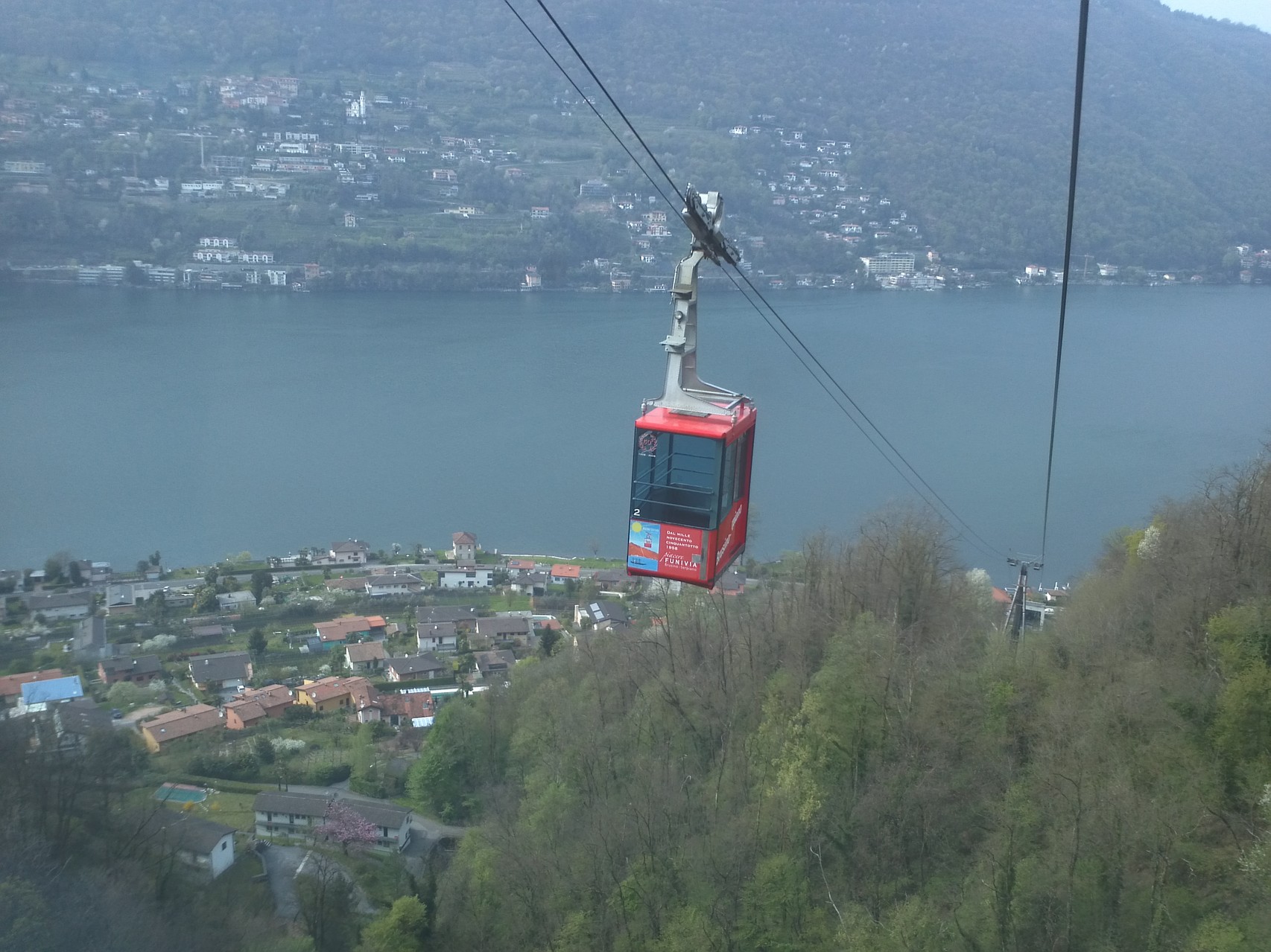 3 ziehen den knieschonenden Abstieg mit der Luftseilbahn vor