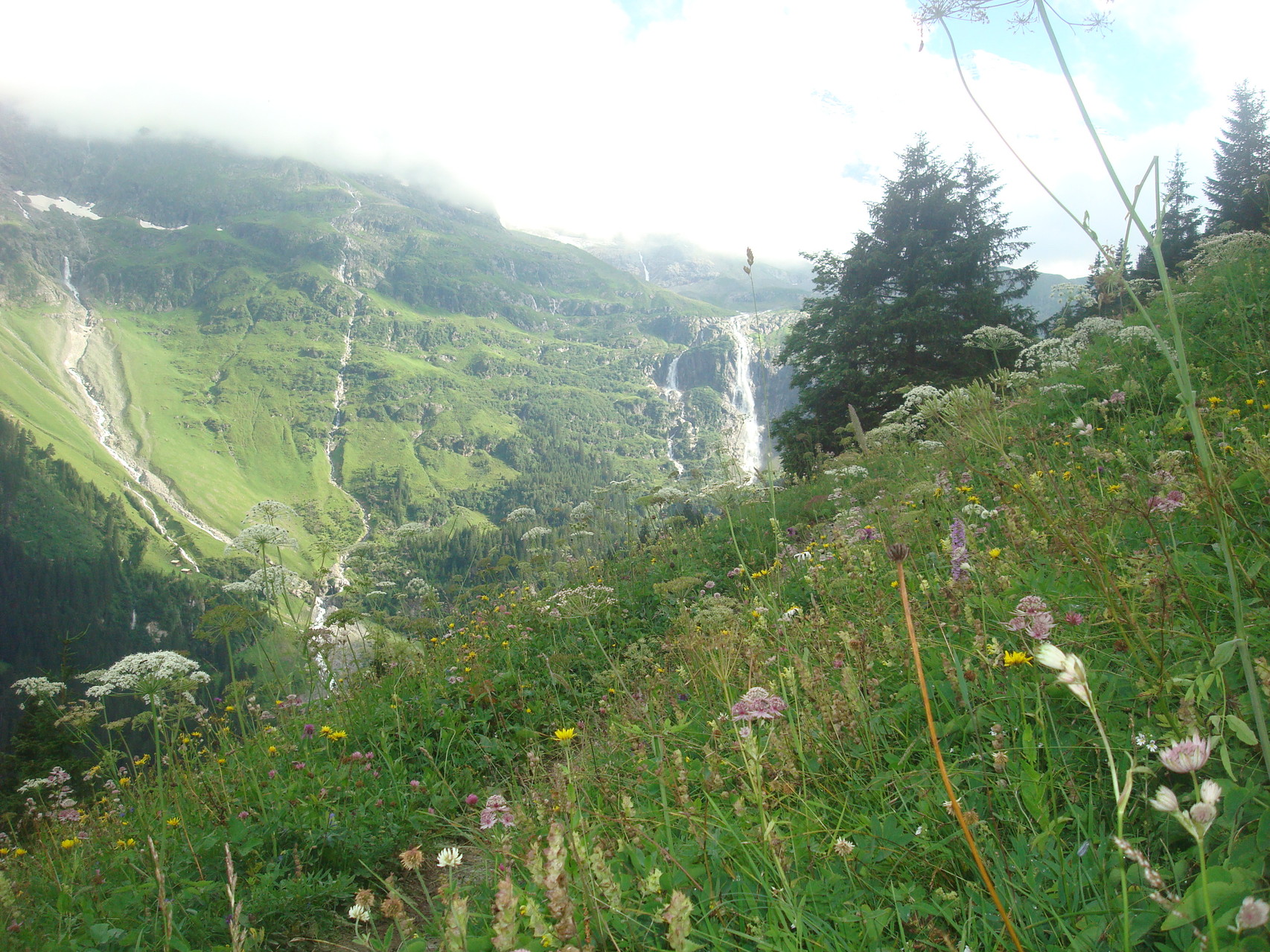 rechts: die Holdrifälle
