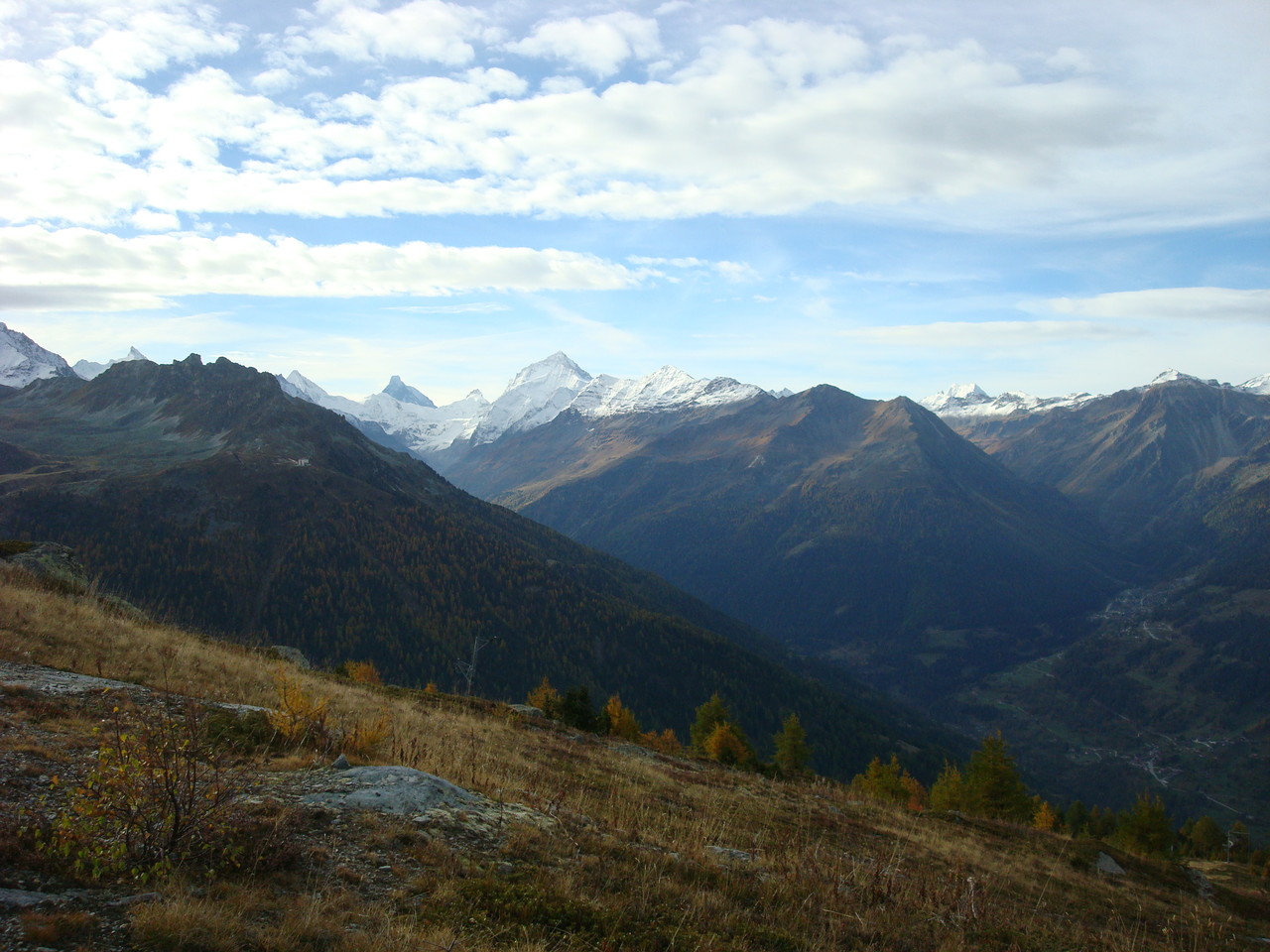 Hinten in der Mitte das schwarze Horn (oben flach) ist das Matterhorn, rechts die Dent Blanche
