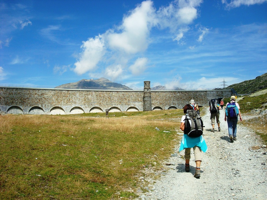 Staumauer des Lago Bianco auf der Passhöhe Bernina