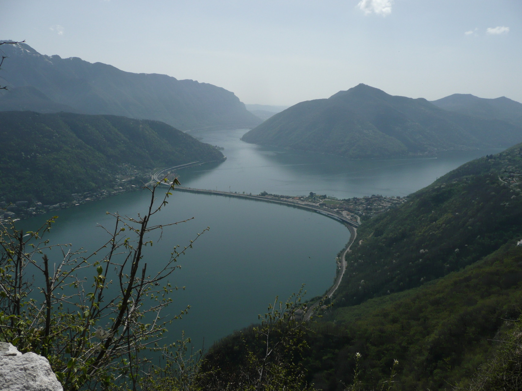 Damm von Melide im Hintergrund Monte San Giorgio