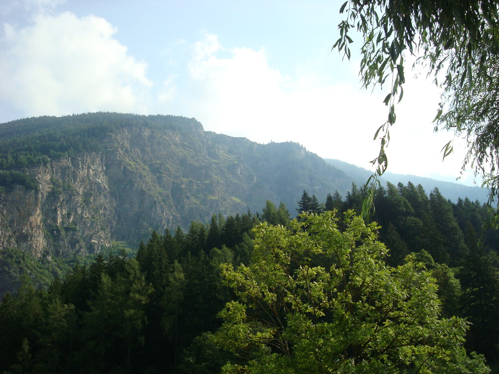 Hoch oben am Horizont sieht man die Kirche San Romerio
