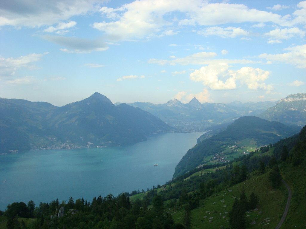 aus der Luftseilbahn Richtung Brunnen im HIntergrund die beiden Mythen