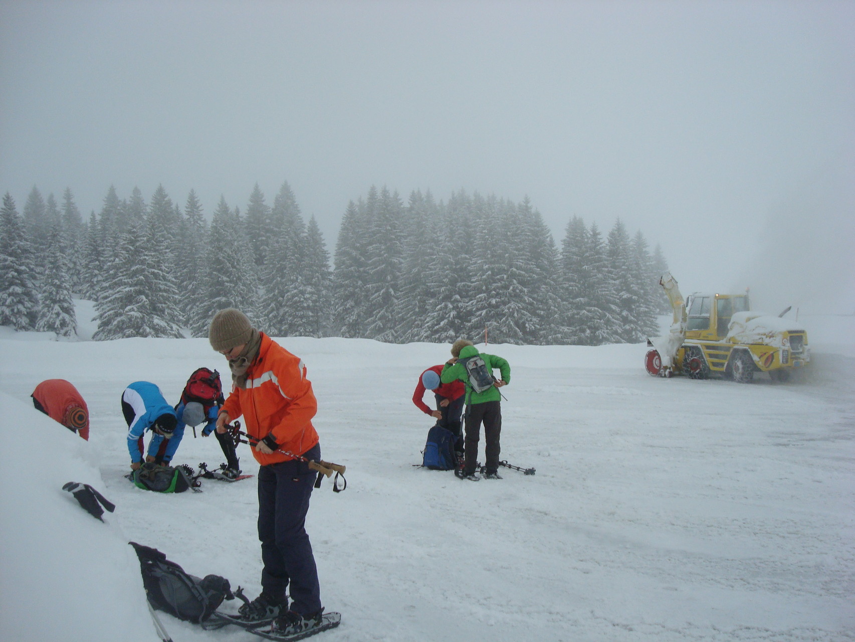 Die Freude über uns hielt sich beim Schneeschleudermann in Grenzen