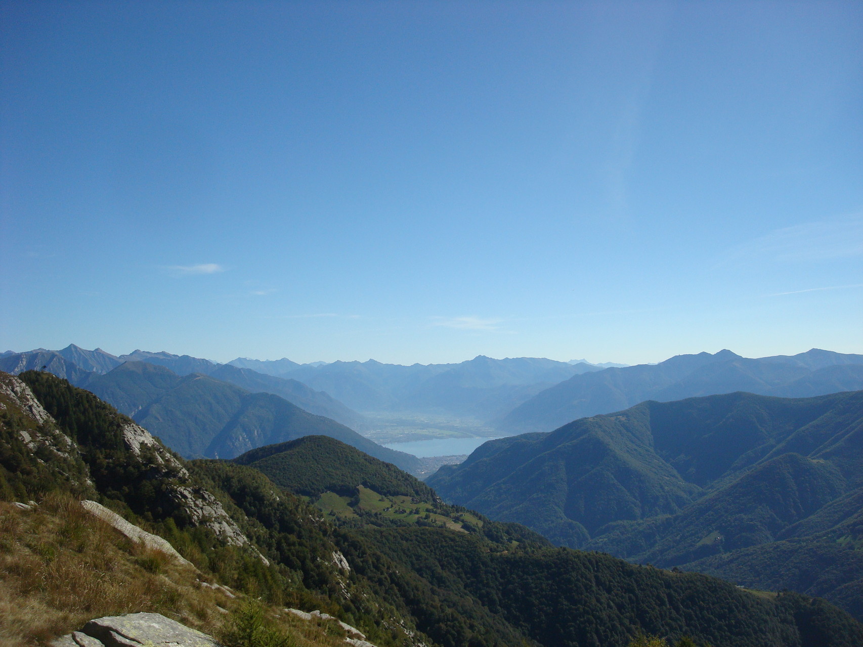 Im Hintergrund Lago Maggiore Tenero
