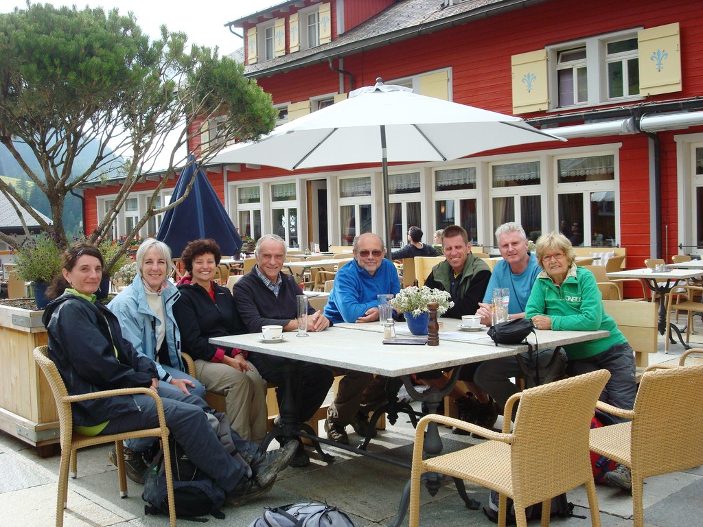 die verbleibenden (3 sitzen bereits im Bus)