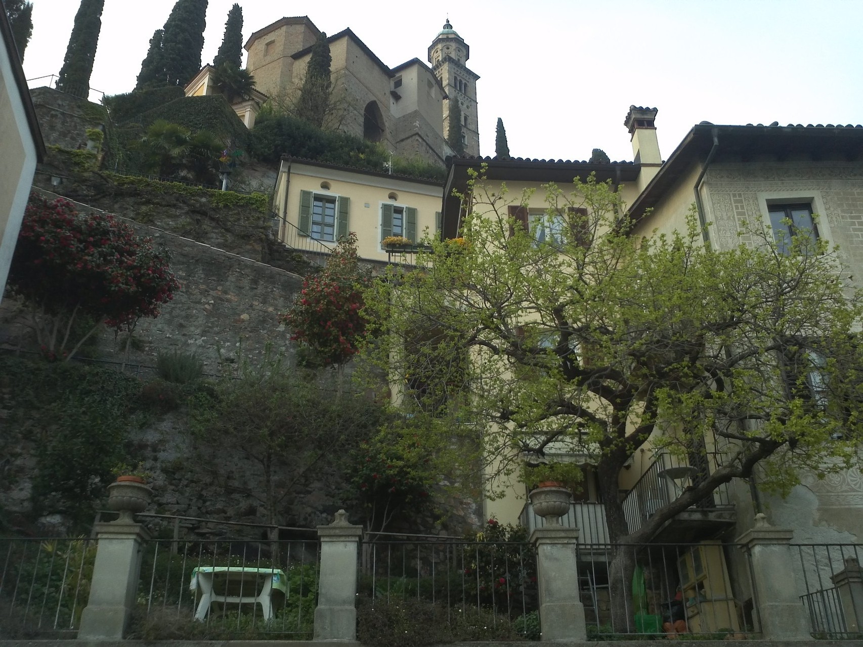 Morcote - dort hinauf gehts gleich